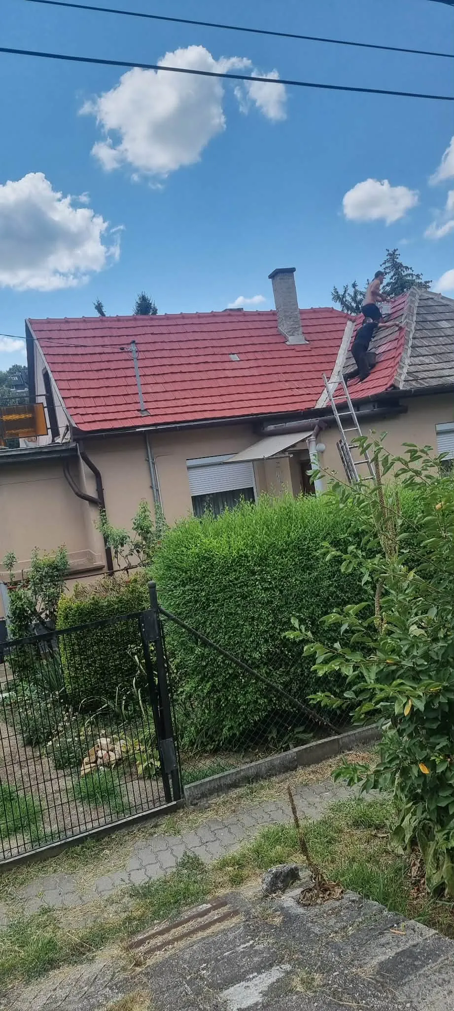Tetőfedő Attila munka közben — 1. kép