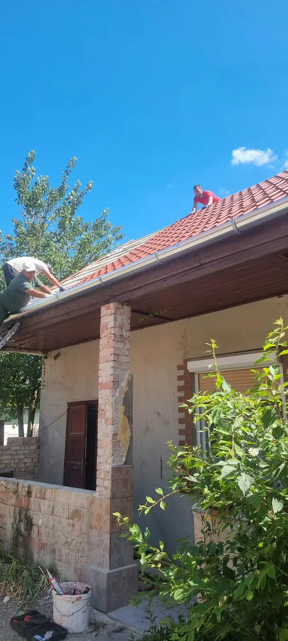 Tetőfedő Attila munka közben — 5. kép